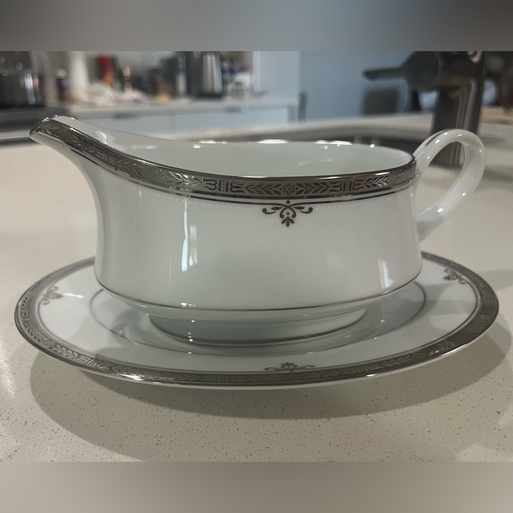 NORITAKE BUCKINGHAM PLATINUM GRAVY BOAT SET : pre owned in EXCELLENT CONDITION